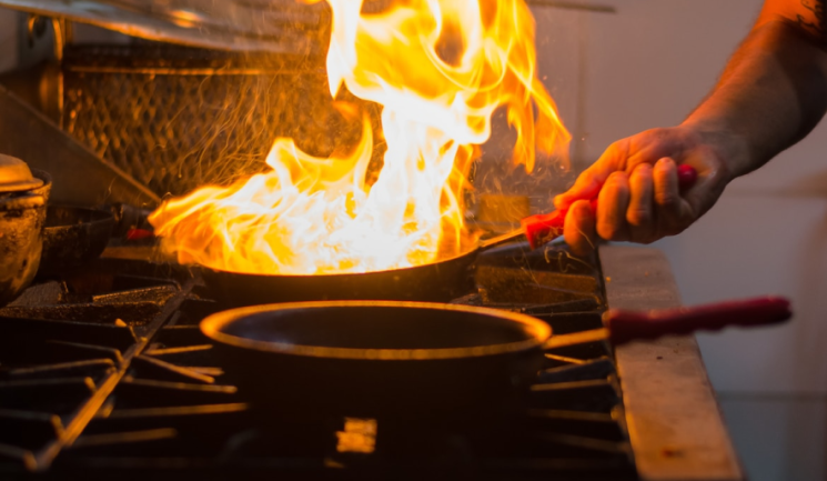 Kitchen oven with pans